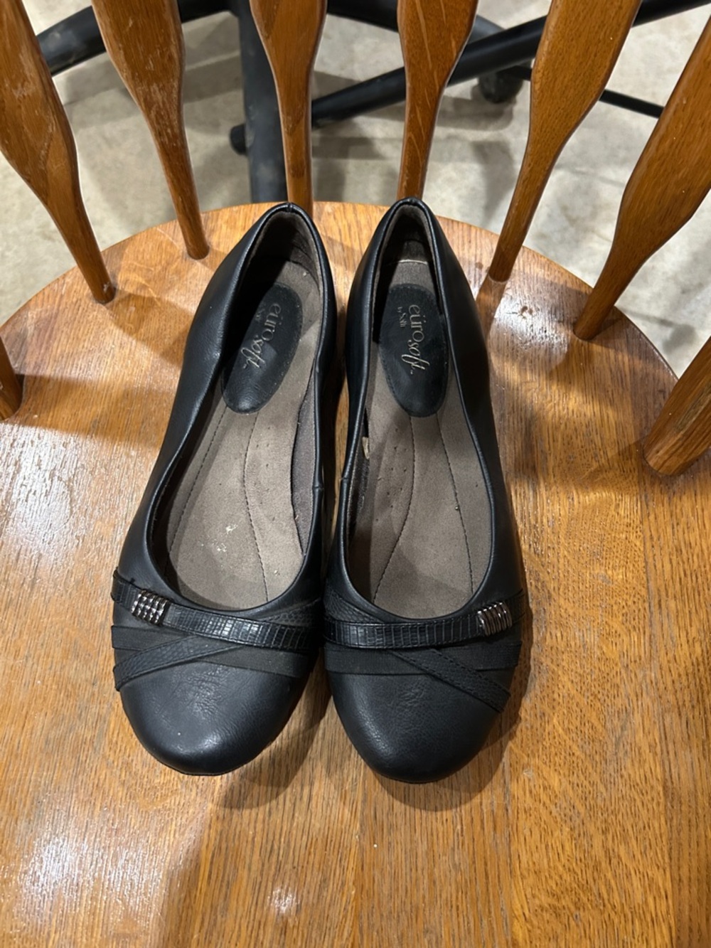 Black Comfort Ballet Flats with Textured Strap